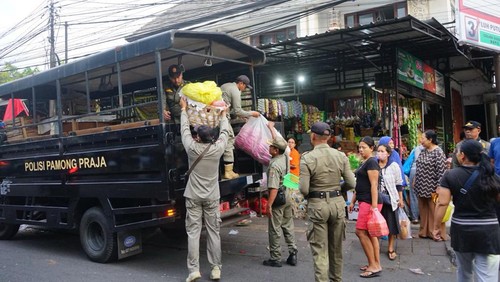 Satpol PP Kota Denpasar menertibkan para pedagang pasar tumpah yang berjualan di pinggir jalan dekat Pasar Sanglah, Denpasar, Bali, Selasa (16/1/2024). (Foto: Istimewa/Pemkot Denpasar)