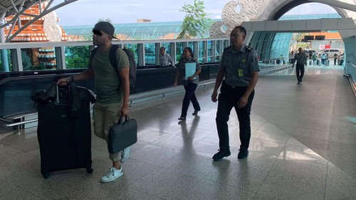 Seorang warga negara Venezuela, SEBM, dipulangkan ke negara asalnya melalui Bandara Internasional Ngurah Rai, Bali, Senin (15/1/2024).