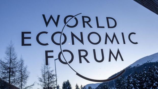Sebuah logo terlihat di Pusat Kongres menjelang pertemuan tahunan Forum Ekonomi Dunia (WEF) di Davos, Swiss, 13 Januari 2024. (REUTERS/Denis Balibouse)