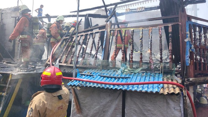 sebuah rumah di dupak timur surabaya terbakar