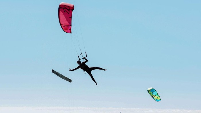 People kitesurf on a sunny day at Bloubergstrand beach in Cape Town, South Africa, January 15, 2024. REUTERS/Esa Alexander     TPX IMAGES OF THE DAY
