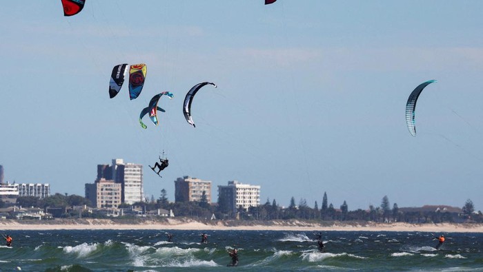 People kitesurf on a sunny day at Bloubergstrand beach in Cape Town, South Africa, January 15, 2024. REUTERS/Esa Alexander     TPX IMAGES OF THE DAY