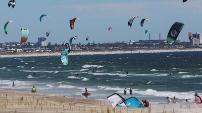 Serunya Selancar Layang di Pantai Bloubergstrand Afsel