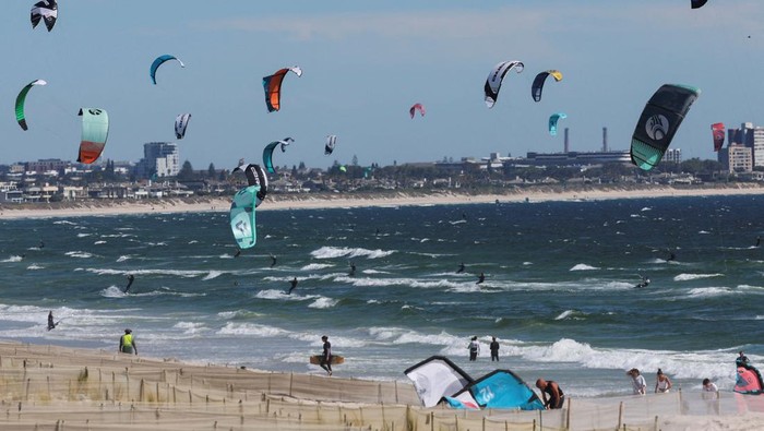 People kitesurf on a sunny day at Bloubergstrand beach in Cape Town, South Africa, January 15, 2024. REUTERS/Esa Alexander     TPX IMAGES OF THE DAY