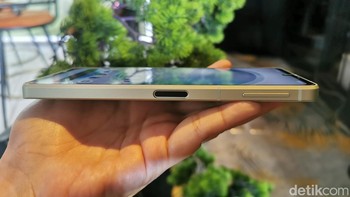 Selain itu Aquos Sense8 juga memiliki fitur-fitur menarik lainnya seperti jack audio 3,5 mm, USB-C untuk pengisian daya dan transfer data, dual-SIM (nano-SIM dan eSIM), jaringan 5G, Wi-Fi 5, Bluetooth 5.1, dan NFC. Foto: detikINET/Josina