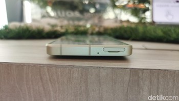 Aquos Sense8 telah dibekali sertifikasi military standard, termasuk anti-shock sehingga lebih tahan terhadap debu, guncangan, air hingga kedalaman 1,5 meter selama 30 menit, dan mampu menahan tekanan atau benda dengan berat hingga 6kg. Ia tetap berfungsi normal apabila terjauth dari ketinggian maksimal 1,22 meter. Sertifikasi tersebut seperti IPX5, IPX8, IP6X, dan MIL-STD-810G. Foto: detikINET/Josina