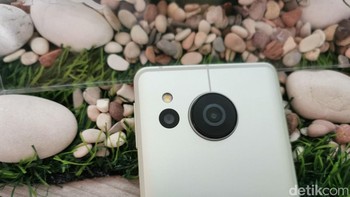 Pada sektor kamera, Aquos Sense 8 memiliki kamera ultrawide 8 MP, sementara di bagian depan ada kamera selfie 8 MP. Kamera ini mampu memotret gambar dengan format RAW dan Optical Image Stabilization (OIS) merekam video pun menjadi lebih stabil. Foto: detikINET/Josina