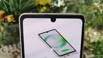 Menariknya di kamera Aquos Sense8 ada fitur One Handed UI, di mana pengguna bisa mengatur posisi tombol kamera di layar sehingga memudahkan pengguna mengklik dengan satu tangan saja terlebih saat mengambil gambar selfie. Foto: detikINET/Josina