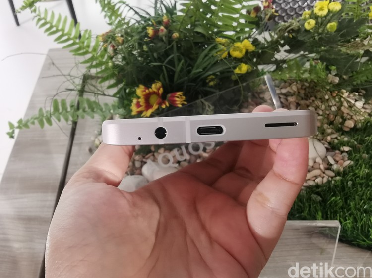 Sharp Aquos Sense8