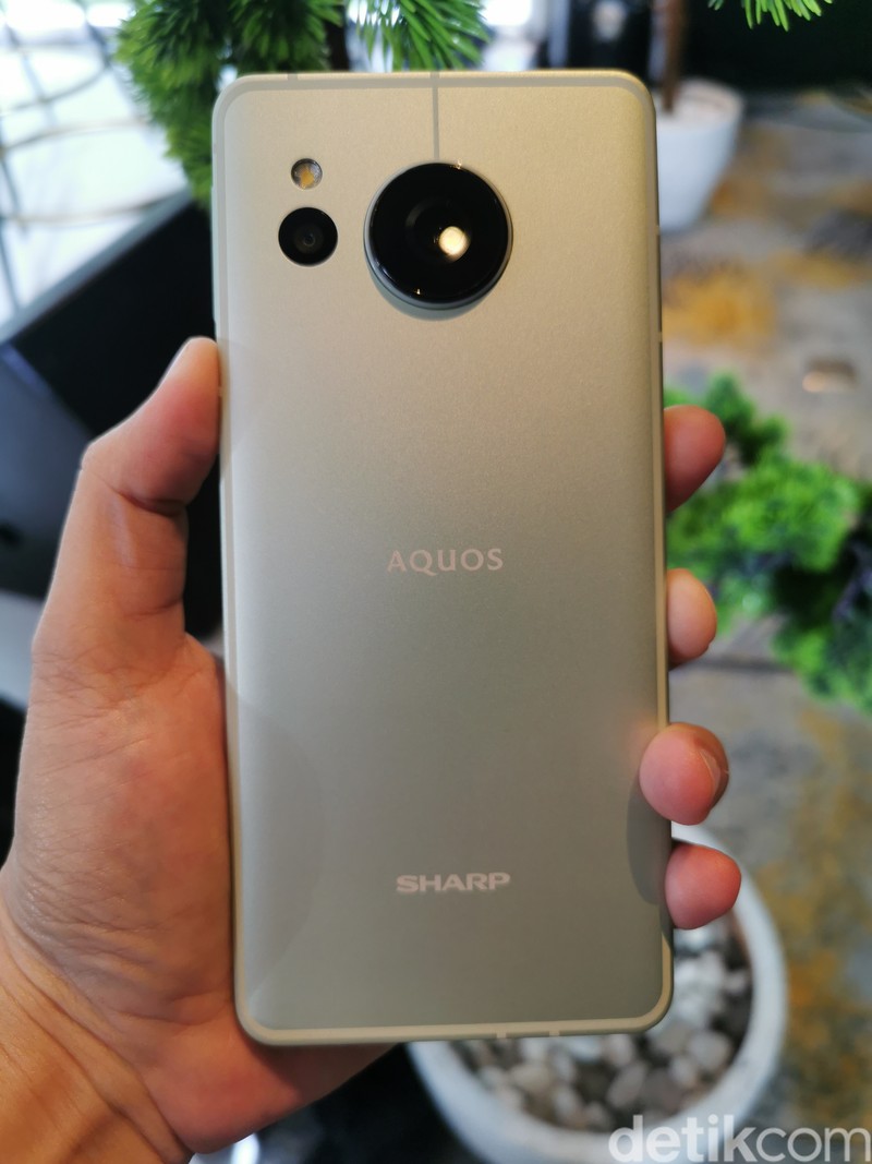 Sharp Aquos Sense8