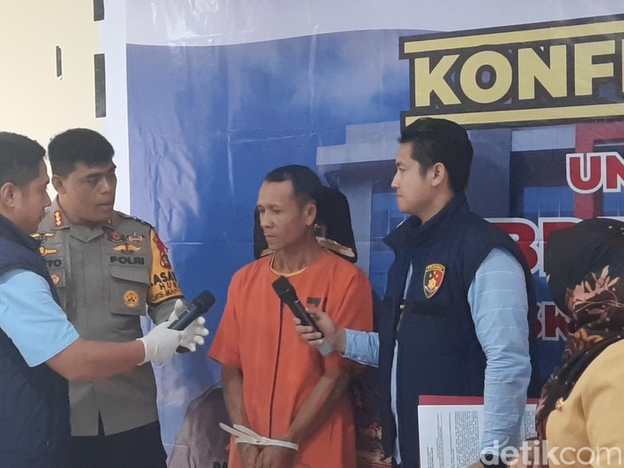 Sopir tronton pembawa 28 ton batu bara ilegal saat diinterogasi