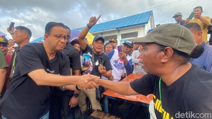 Anies Baswedan bersalaman dengan warga penjual Ikan di Kota Sorong.