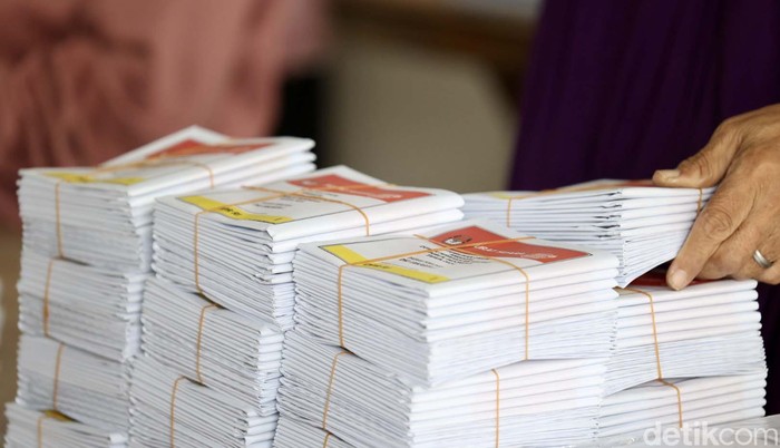 Penyortiran dan pelipatan surat suara Pemilu 2024 di KPUD DKI Jakarta terus dilakukan. Per 14 Januari 2024, penyortiran dan pelipatan surat suara di DKI Jakarta telah 62,55 persen.