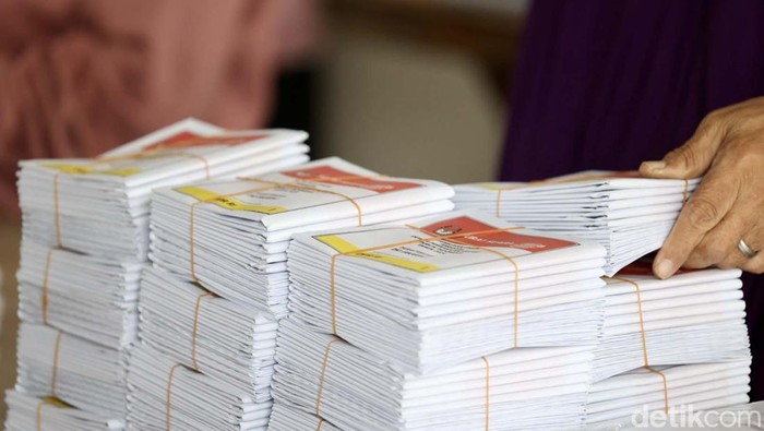 Penyortiran dan pelipatan surat suara Pemilu 2024 di KPUD DKI Jakarta terus dilakukan. Per 14 Januari 2024, penyortiran dan pelipatan surat suara di DKI Jakarta telah 62,55 persen.