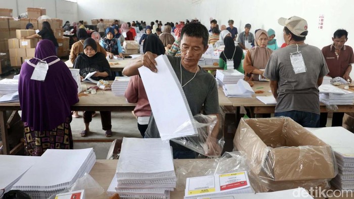 Penyortiran dan pelipatan surat suara Pemilu 2024 di KPUD DKI Jakarta terus dilakukan. Per 14 Januari 2024, penyortiran dan pelipatan surat suara di DKI Jakarta telah 62,55 persen.