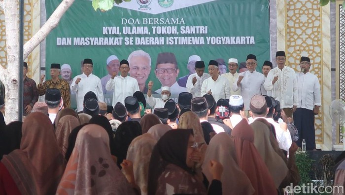 Suasana deklarasi dukungan para Kiai NU terhadap pasangan Ganjar-Mahfud di Pilpres 2024, Selasa (16/1/2024). Deklarasi ini digelar di Ponpes An-Nur, Sewon, Bantul.