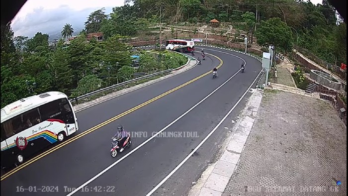 Suasana lalu lintas di jalur Jogja-Wonosari, Selasa (16/1/2024).
