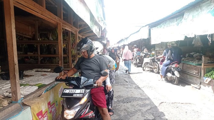 Suasana Pasar Rel Tasikmalaya.
