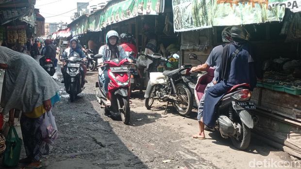 Suasana Pasar Rel Tasikmalaya.