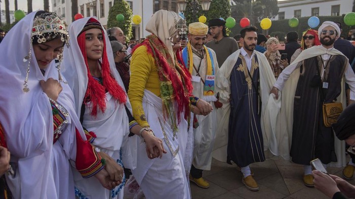 Suka Cita Warga Maroko Rayakan Tahun Baru Amazigh People celebrate the Amazigh New Year, known as Yennayer, in Rabat, Morocco, Sunday, Jan. 14, 2024. (AP Photo)