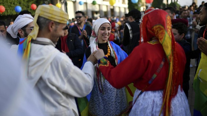 Suka Cita Warga Maroko Rayakan Tahun Baru Amazigh People celebrate the Amazigh New Year, known as Yennayer, in Rabat, Morocco, Sunday, Jan. 14, 2024. (AP Photo)