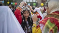 Di ibu kota Maroko, Rabat, orang-orang turun ke jalan pada hari Minggu untuk memperingati hari raya tersebut, yang juga dikenal sebagai Yennayer. Mereka mengenakan kostum tradisional dan menyiapkan hidangan Amazigh, sementara rombongan tradisional menampilkan musik Berber.
