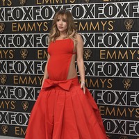 Berbadan dua bukan penghalang bagi aktris dan model Suki Waterhouse untuk tampil memukau di karpet merah. Tunangan Robert Pattinson ini muncul dalam balutan gaun merah dari koleksi adibusana Valentino. Bagian torso gaun yang mengotak mengekspos sisi samping perut hamilnya. (Foto: Richard Shotwell/Invision/AP)