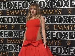Suki Waterhouse Pamer Perut Hamil Anak Robert Pattinson di Emmy Awards