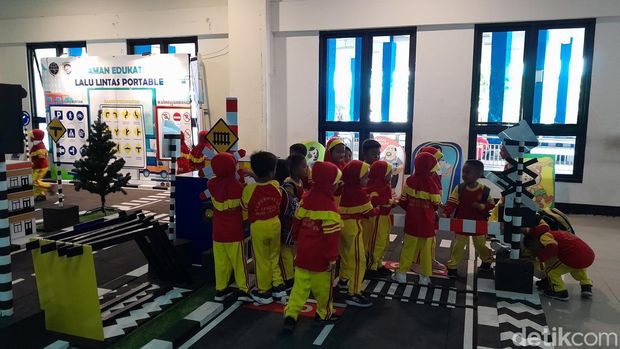 Taman edukatif lalu lintas portable di Terminal Tirtonadi ramai dikunjungi RA Perwanida Miri yang tengah melakukan edutrip di Terminal Titronadi, Senin (15/1/2024).