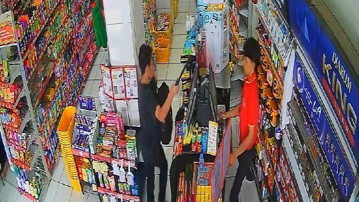 Tangkapan layar video CCTV perampokan di minimarket Cianjur
