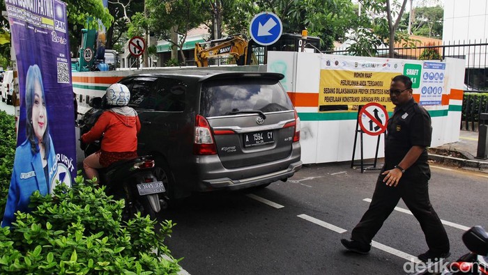 Terdampak Proyek Saluran Limbah, Jalan Cikini Padat Merayap Pengendara melintasi kepadatan arus lalu lintas akibat proyek saluran limbah di Jl Cikini Raya, Jakarta Pusat, Selasa (16/1/2025). Warga berharap proyek tersebut cepat selesai karena menyisakan satu jalur dan membuat kemacetan terutama pada jam berangkat dan pulang kerja.