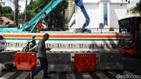 Selama proyek tesebut, Jalan Cikini Raya hanya dibuka satu lajur saja.