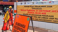 Spanduk pengumuman berisi pengerjaan saluran limbah terpampang di sekitar proyek.