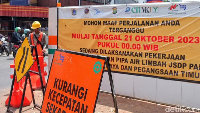 Terdampak Proyek Saluran Limbah, Jalan Cikini Padat Merayap Pengendara melintasi kepadatan arus lalu lintas akibat proyek saluran limbah di Jl Cikini Raya, Jakarta Pusat, Selasa (16/1/2025). Warga berharap proyek tersebut cepat selesai karena menyisakan satu jalur dan membuat kemacetan terutama pada jam berangkat dan pulang kerja.