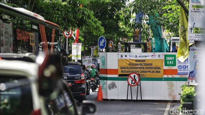 Terdampak Proyek Saluran Limbah, Jalan Cikini Padat Merayap Pengendara melintasi kepadatan arus lalu lintas akibat proyek saluran limbah di Jl Cikini Raya, Jakarta Pusat, Selasa (16/1/2025). Warga berharap proyek tersebut cepat selesai karena menyisakan satu jalur dan membuat kemacetan terutama pada jam berangkat dan pulang kerja.