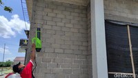 Petugas Damkar Kota Blitar akhirnya turun untuk melakukan penyemprotan rumah warga yang terdampak teror ulat bulu.