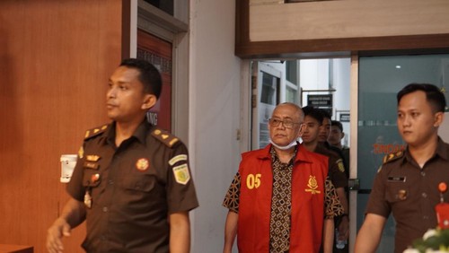 Tim Penyidikan Tipidsus Kejati NTT, saat menggiring kedua tersangka keluar dari ruang Pidsus Kejati NTT.