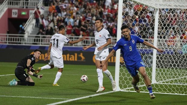 Thailand's Supachai Chaided, right, celebrates after scoring the opening goal during the Asian Cup Group F soccer match between Kyrgyzstan and Thailand at Abdullah Bin Khalifa Stadium in Doha, Qatar, Tuesday, Jan. 16, 2024. (AP Photo/Thanassis Stavrakis)