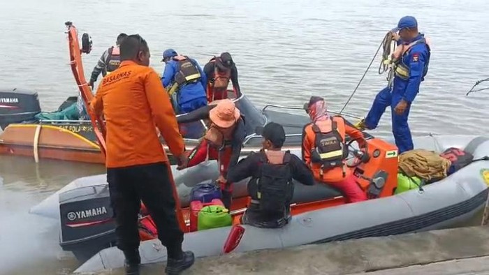 Tim SAR gabungan saat melakukan pencarian terhadap speedboat terbakar.