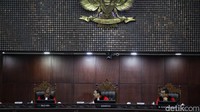 Mahkamah Konstitusi (MK) menolak permohonan uji formil terkait batas usia calon Presiden dan calon Wakil Presiden. Putusan ini diambil terhadap gugatan yang diajukan Denny Indrayana dan pengajar UGM, Zainal Arifin Mochtar.