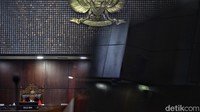MK menolak dalil itu karena sudah pernah menyidangkan ulang isu serupa dengan hasil ditolak.