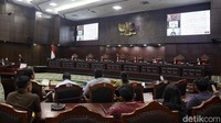 Dalam putusan itu, hakim konstitusi Arief Hidayat menyatakan concurring opinion atau perbedaan pendapat dalam pertimbangan hukum, bukan putusan akhirnya. Ia sependapat untuk menolak gugatan itu namun ke depan perlu diberi forum di MK untuk menguji formil putusan MK.