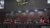 Sebab, putusan MK bersifat final dan mengikat bila diputus dalam kondisi normal. Tapi bila dibuat dalam kondisi abnormal (ada pelanggaran etik dalam proses putusan), maka putusan MK itu tidak final dan mengikat. Selain itu, Arief Hidayat juga memberikan pandangan bila Pengadilan Tata saha Negara (PTUN) Jakarta tidak bisa menganulir penggantian Ketua MK Anwar Usman menjadi Suhartoyo.
