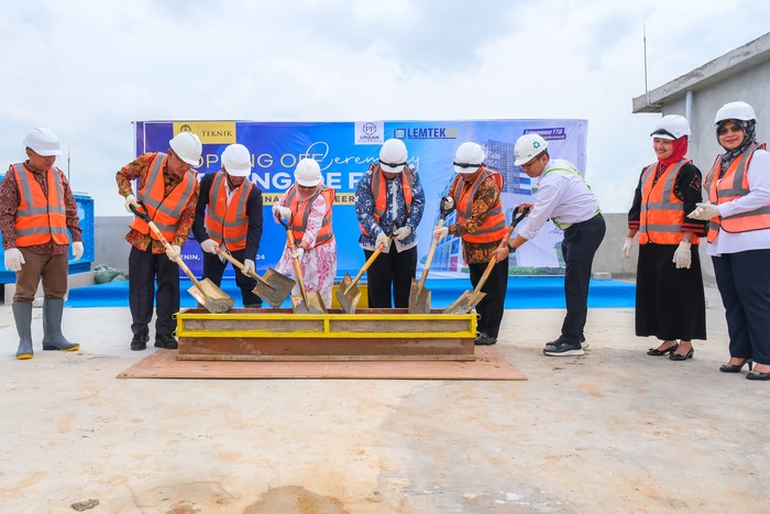 Topping Off Gedung IDE, Pusat Kolaborasi & Inovasi FTUI Topping Off Gedung IDE, Pusat Kolaborasi & Inovasi FTUI