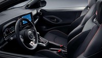 Pembaruan yang signifikan adalah desain interior, khususnya di bagian kokpit pengemudi. Kini kokpit GR Yaris lebih berorientasi ke pengemudi. Dashboard di bagian pengemudi kini dibuat melengkung dengan kemiringan 15 derajat ke arah pengemudi untuk meningkatkan visibilitas dan pengoperasian head unit. Foto: Dok. Toyota