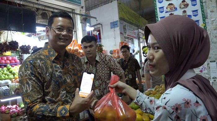 Transaksi QRIS BSI di Pasar Gede Solo.