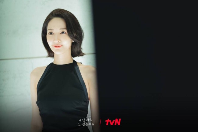 Inilah penampilan baru karakter Park Min Young setelah melakukan makeover. Wajahnya terlihat cantik elegan dengan polesan makeup, mengenakan gaun berwarna hitam. Jiwon pun tampak berkaca-kaca setelah melihat perubahan dirinya. Foto: dok. tvN