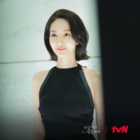 Inilah penampilan baru karakter Park Min Young setelah melakukan makeover. Wajahnya terlihat cantik elegan dengan polesan makeup, mengenakan gaun berwarna hitam. Jiwon pun tampak berkaca-kaca setelah melihat perubahan dirinya. Foto: dok. tvN