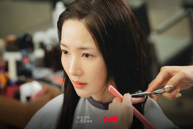 Seperti yang terlihat dalam episode tiga drama Korea Marry My Husband, rambut panjang Park Min Young dipotong pendek agar penampilannya terlihat lebih fresh. Foto: dok. tvN