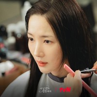 Seperti yang terlihat dalam episode tiga drama Korea Marry My Husband, rambut panjang Park Min Young dipotong pendek agar penampilannya terlihat lebih fresh. Foto: dok. tvN